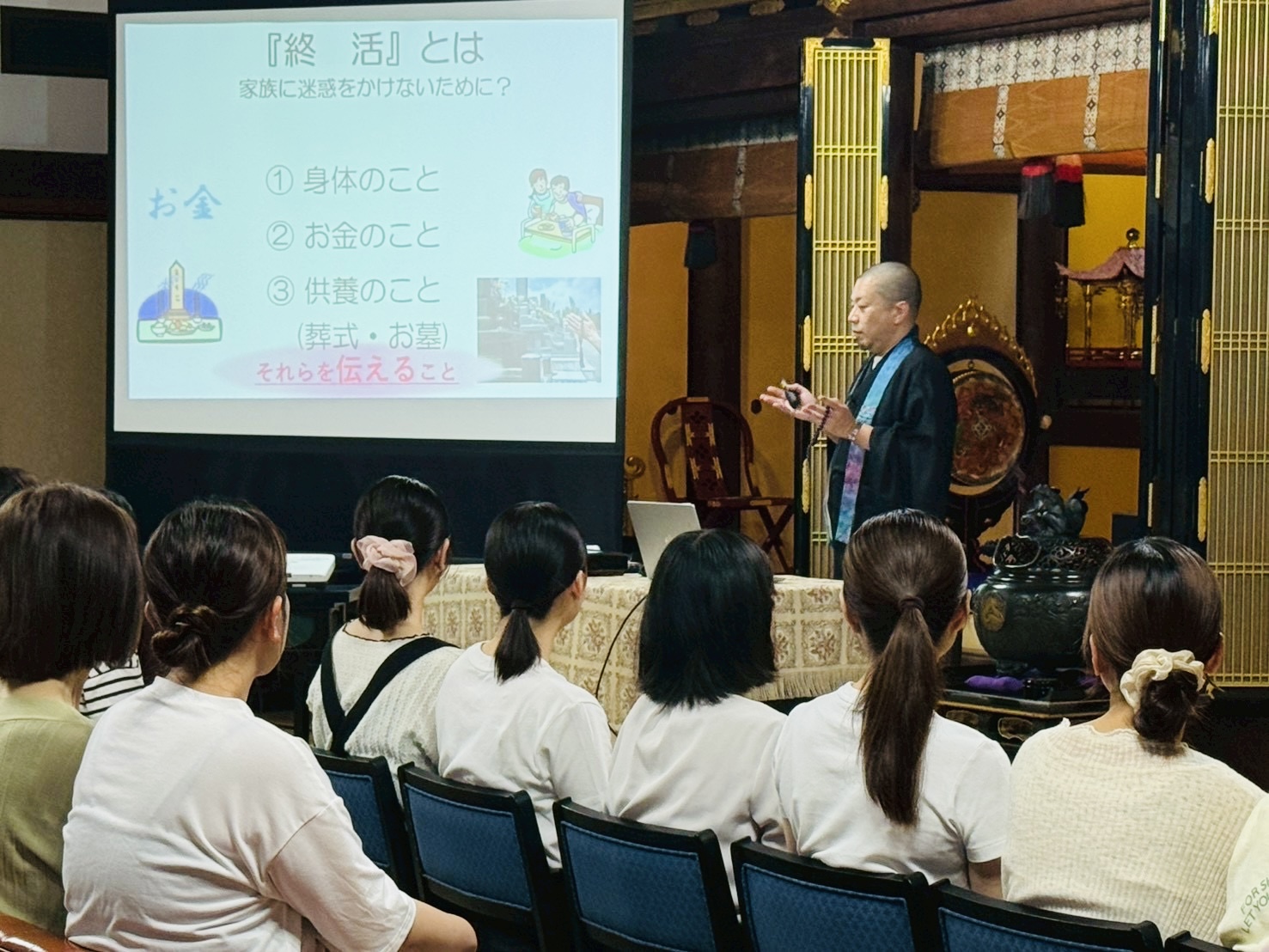 広島県の専念寺様本堂にて、おひとりさまの終活や死後事務委任について解説する終活講座の様子